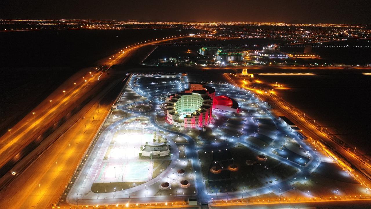 Millennium Hail Hotel Екстериор снимка The airport at night